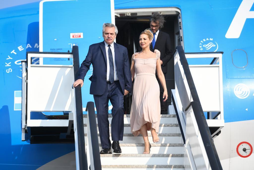 Alberto Fernández y Fabiola Yañez bajan del avión de Aerolíneas Argentinas que los llevó desde Buenos Aires a New York