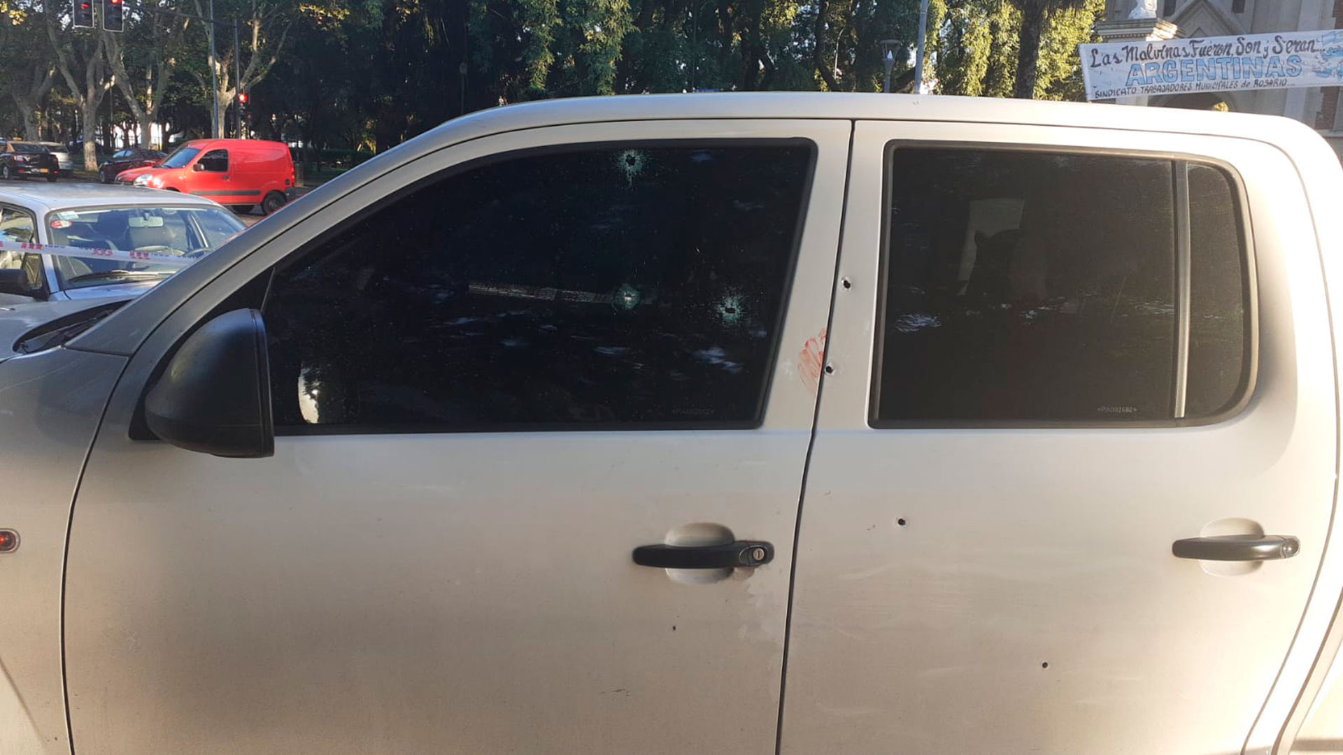 La camioneta del empresario fue baleada por sicarios frente a la escuela de su hijo