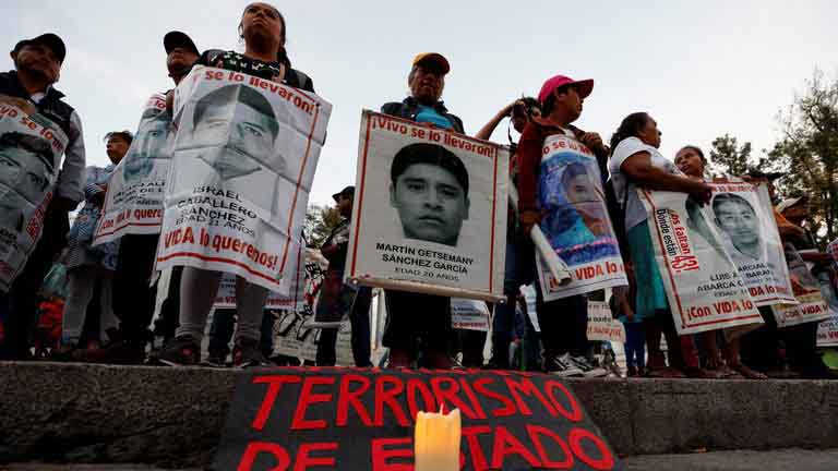 Padres de los 43 estudiantes desaparecidos de Ayotzinapa durante una protesta en la CDMX. EFE