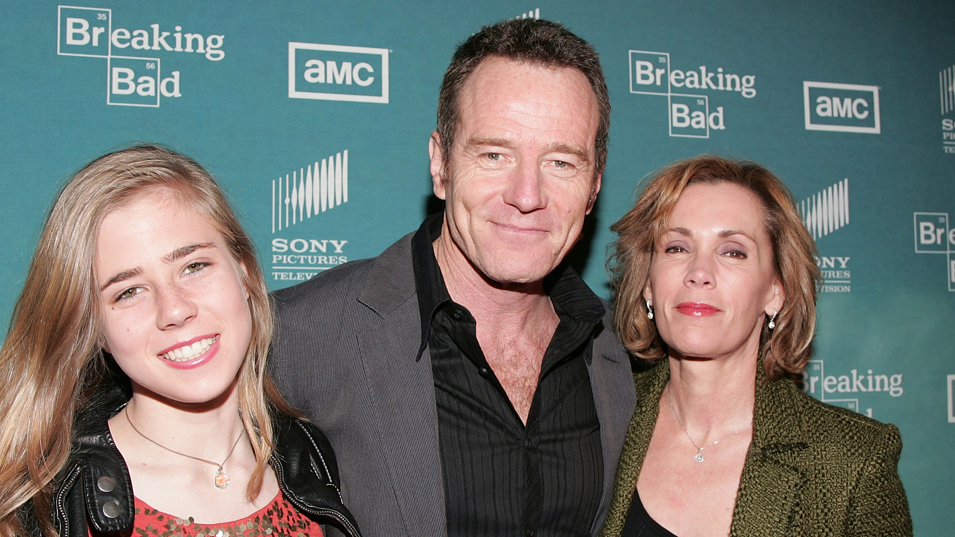 Bryan Cranston, su esposa Robin Dearden y su hija Taylor en el estreno de la temporada 2 de "Breaking Bad", en Hollywood, California (David Livingston/Getty Images)