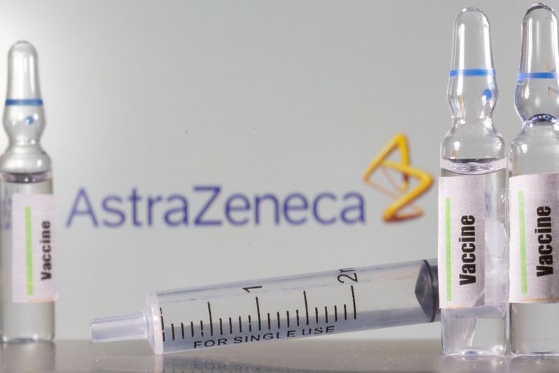 Tres ampollas y una jeringa médica frente al logotipo de AstraZeneca en esta fotografía de ilustración tomada el 9 de septiembre de 2020. REUTERS/Dado Ruvic