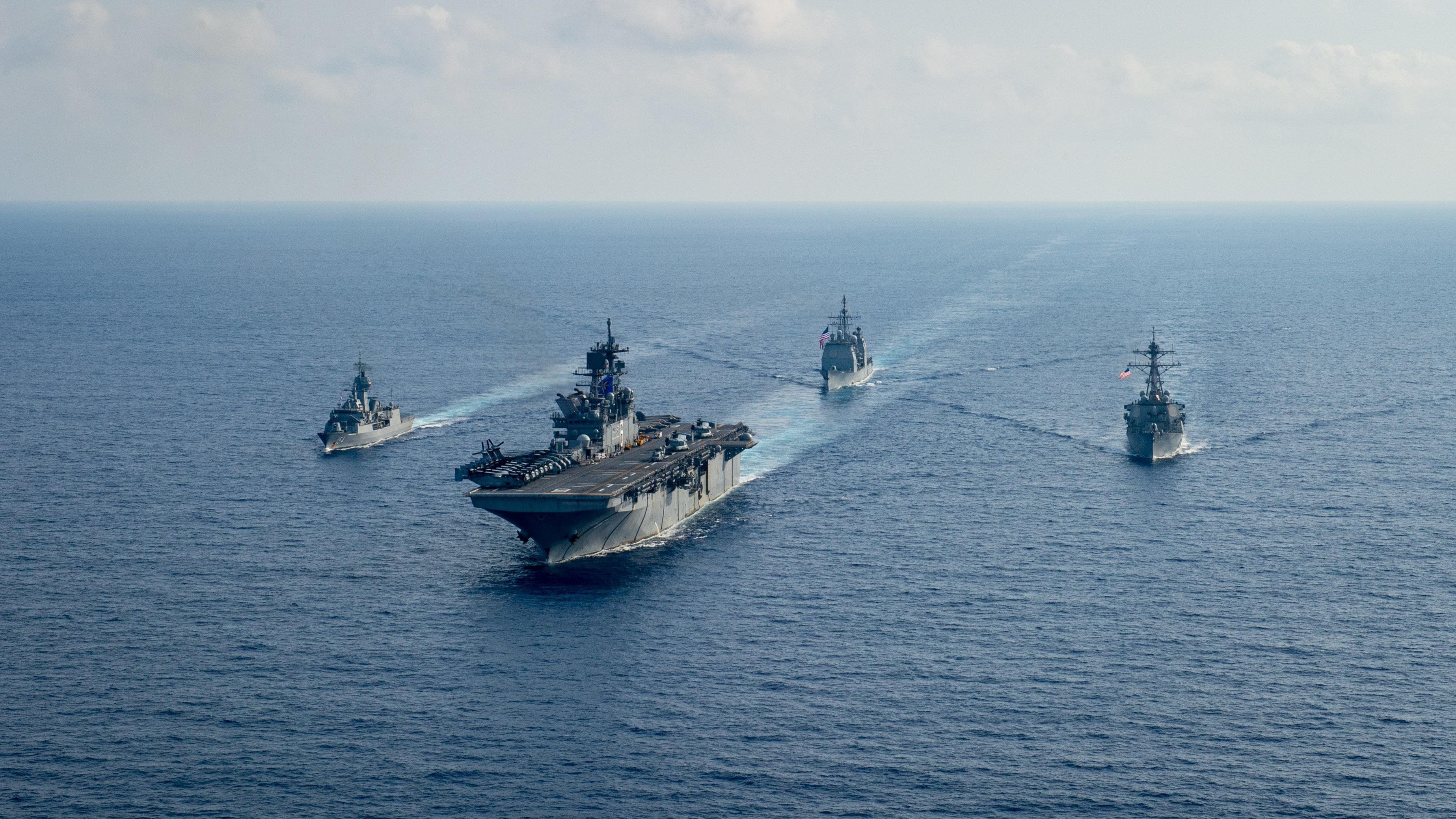 El USS Barry (derecha) navega en formación junto a la fragata australiana HMS Parramatta, el crucero estadounidense USS Bunker Hill y el buque de asalto anfibio USSS America (Petty Officer 3rd Class Nicholas Huynh/U.S. Navy/REUTERS)