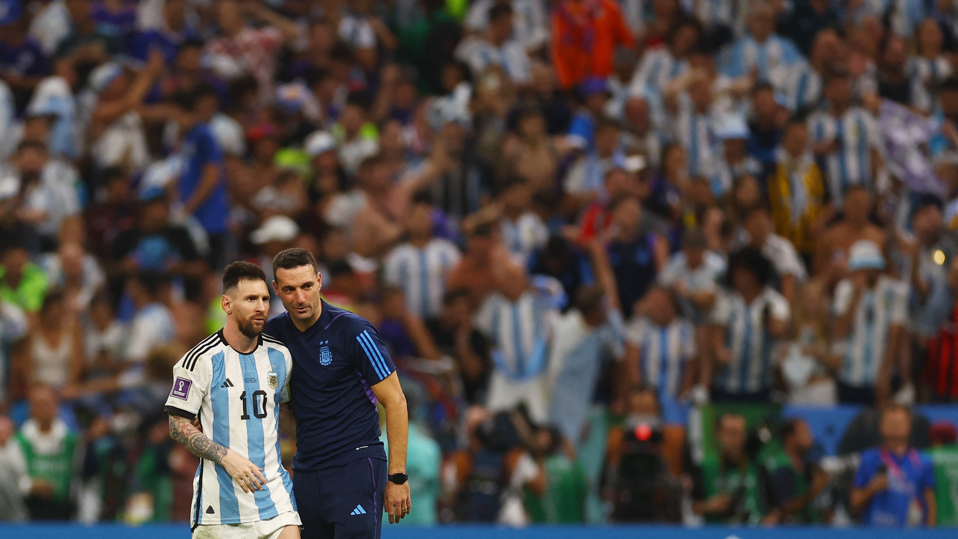 Scaloni habla con Messi durante el partido ante Países Bajos por los cuartos de final del Mundial de Qatar