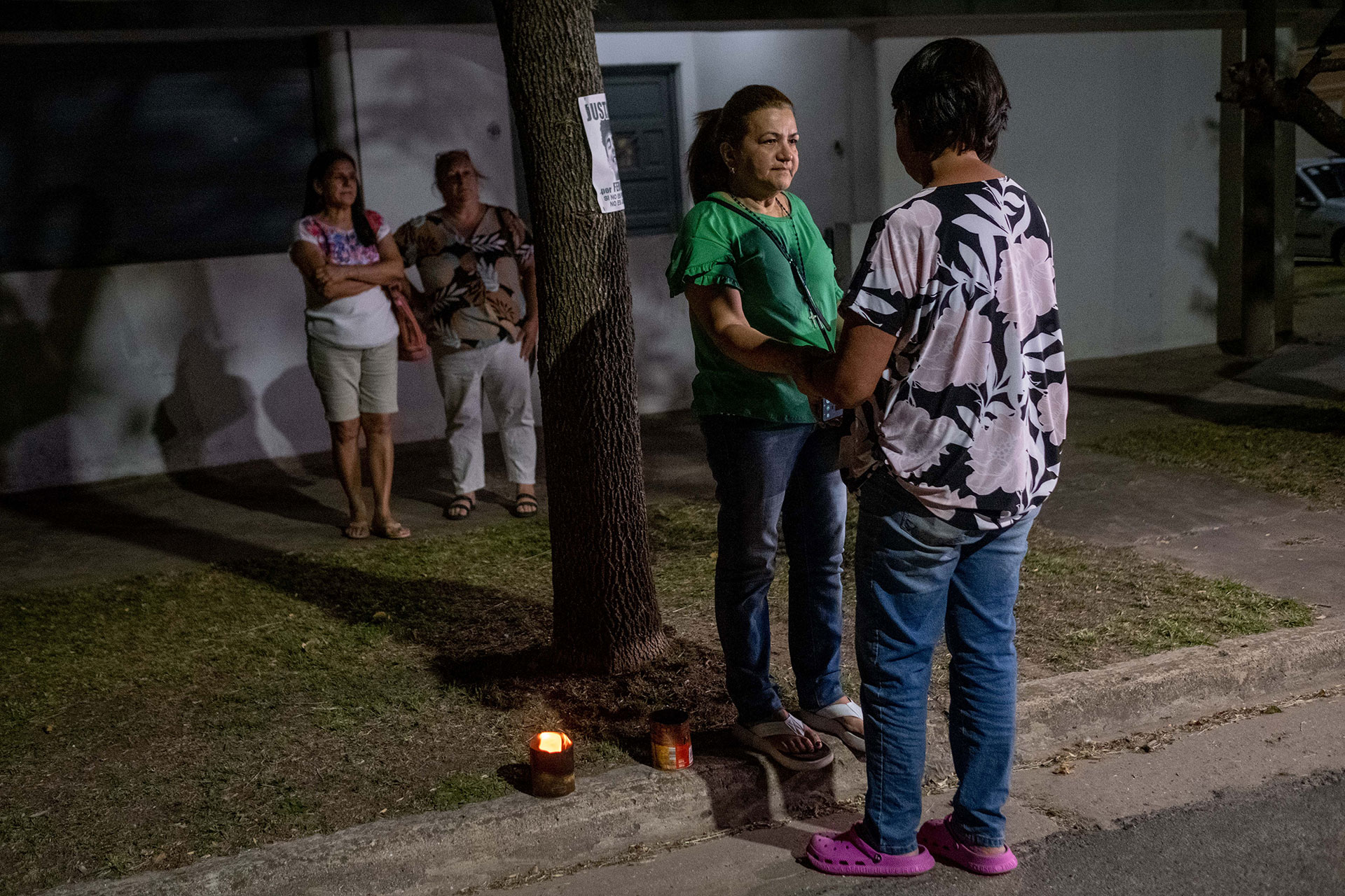 Varios vecinos se acercaron a abrazar a Graciela antes de que se retirara del lugar