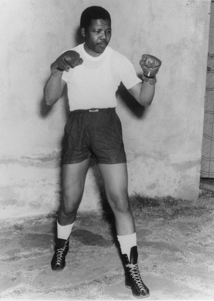 En 1939 entró a la Universidad de Fort Hare: se dedicó a estudiar inglés, antropología, política, derecho romano y administración nativa; se volcó a practicar boxeo y, se anotó en teatro y en clases de baile (Keystone/Hulton Archive/Getty Images)