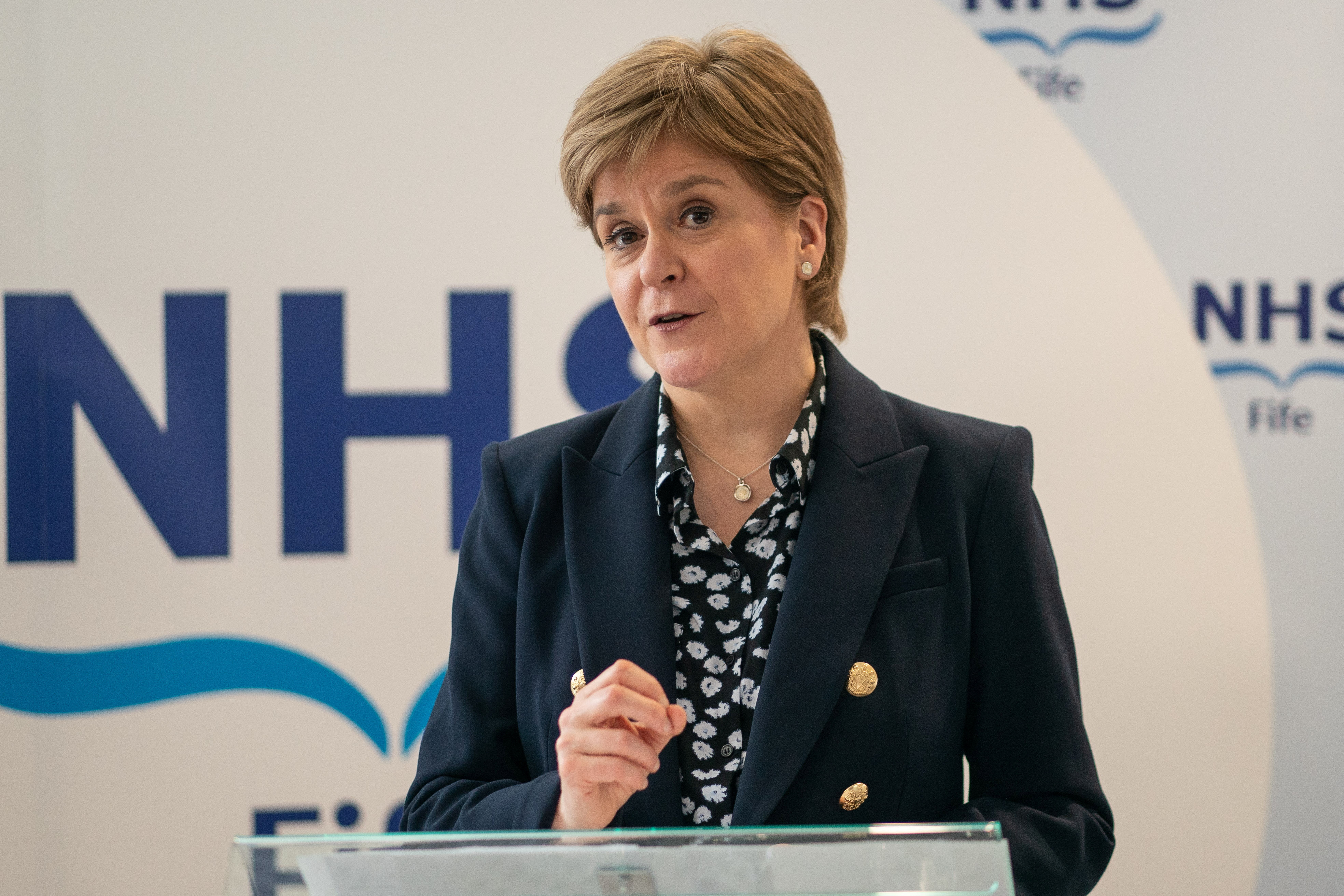 La primera ministra saliente, Nicola Sturgeon, dimitió inesperadamente el mes pasado tras ocho años al frente del partido y del gobierno semiautónomo de Escocia. (Peter Summers/REUTERS)