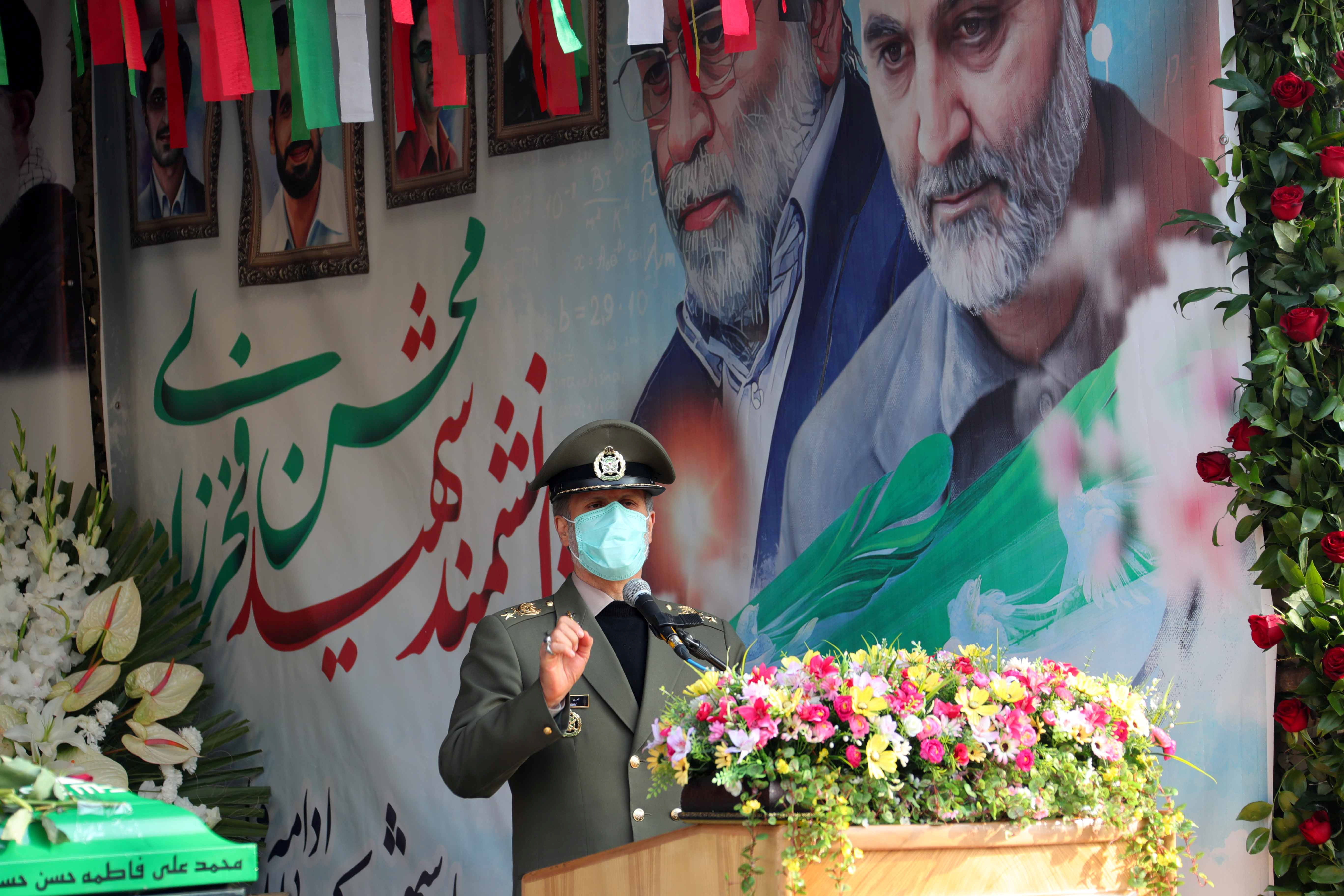 El ministro de Defensa, Amir Hatami, habla durante el funeral (WANA/Reuters)