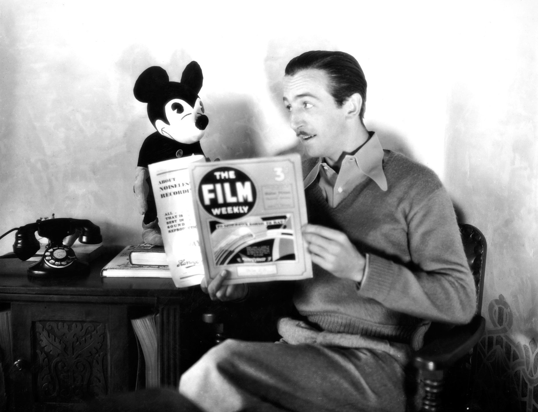 Walter Disney con un peluche de su creación, Mickey Mouse (Foto: Facebook / The Walt Disney Family Museum @WDFMuseum)