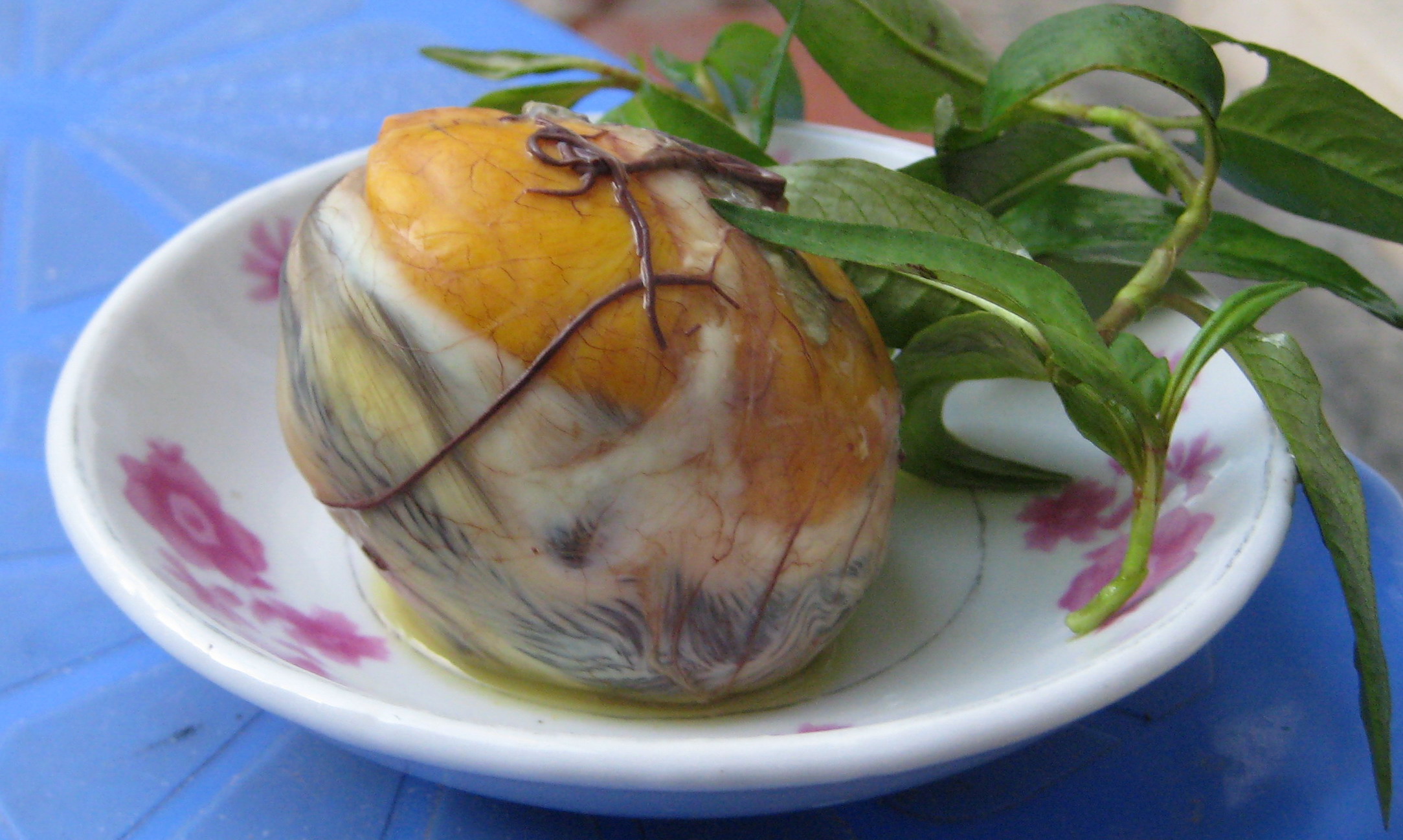 Conoce el 'balut', los huevos de pato con embrión cocido que se sirven como comida callejera en Filipinas - Infobae