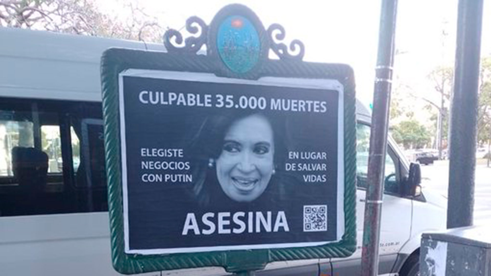 Los afiches que aparecieron en la vía pública contra Cristina Kirchner por la falta de vacunas