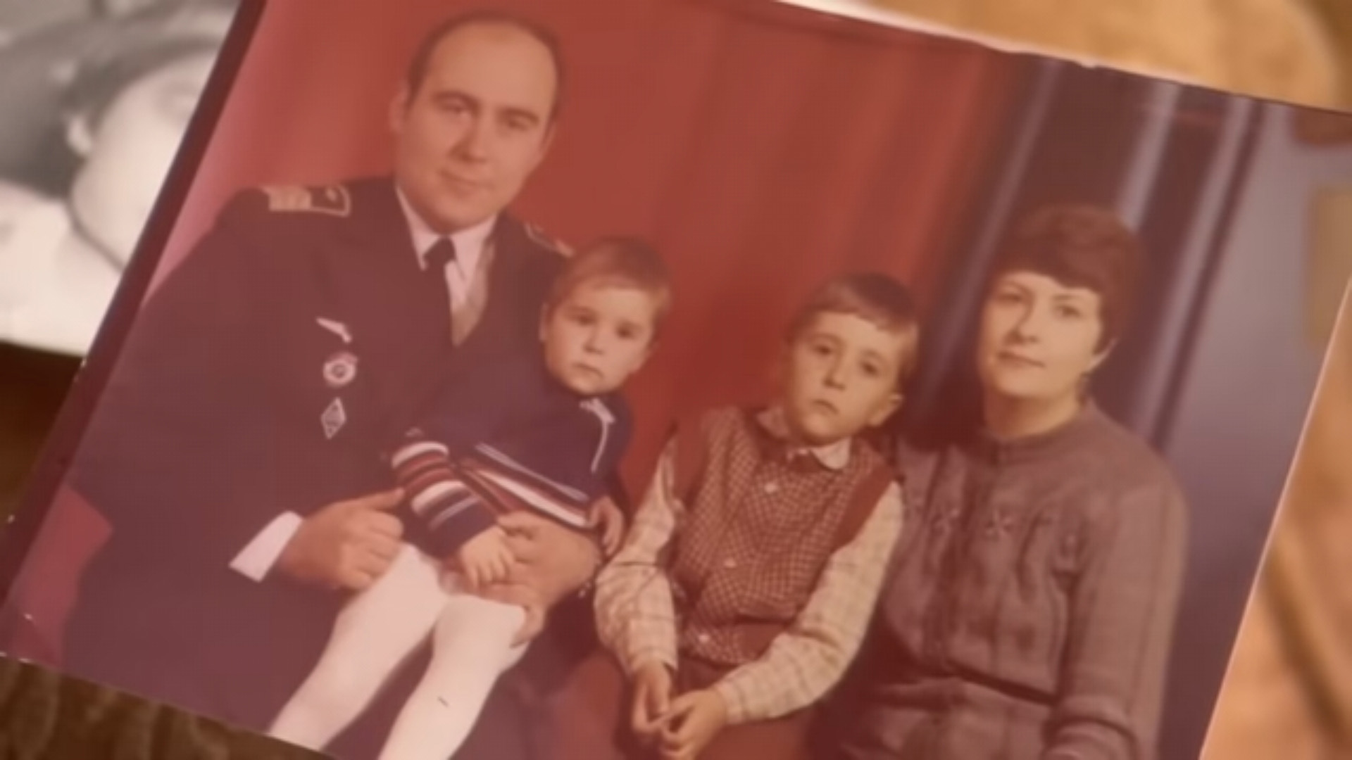 El capitán Yaroslav Kudrinsky junto a sus hijos Yana y Eldar y a su esposa Victoria, quien al día siguiente se enteró que toda su familia había muerto