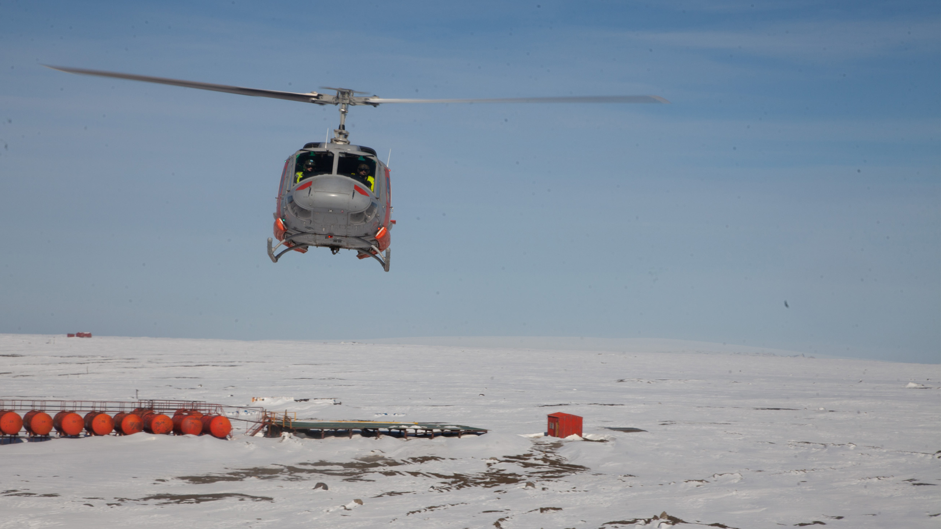 DEF en la Antártida, parte tres: Destreza y vértigo en un vuelo con los helicópteros de la Fuerza Aérea