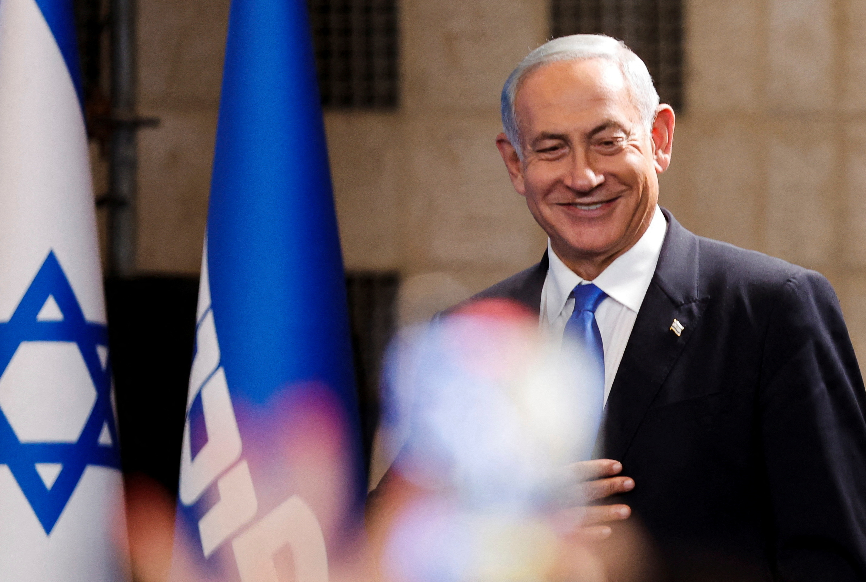 El líder del partido Likud, Benjamin Netanyahu, se dirige a sus partidarios en la sede de su partido durante las elecciones generales de Israel en Jerusalén, el 2 de noviembre de 2022. REUTERS/Ammar Awad