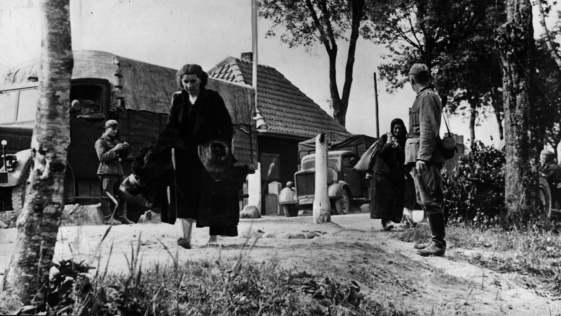 June 1941: las tropas nazis obligaban a la población a dejar sus viviendas (Keystone/Getty Images)