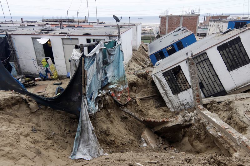 Casas dañadas tras el desbordamiento del río Moche a causa de las lluvias torrenciales provocadas por el ciclón Yaku, en Trujillo, Perú, el 13 de marzo, 2023. REUTERS/Randy Reyes