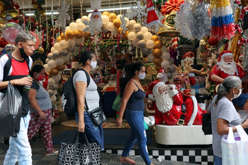 Imagen de archivo de gente caminando por la popular calle comercial Ladeira Porto Geral antes de Navidad en el centro de San Pablo (REUTERS/Amanda Perobelli)