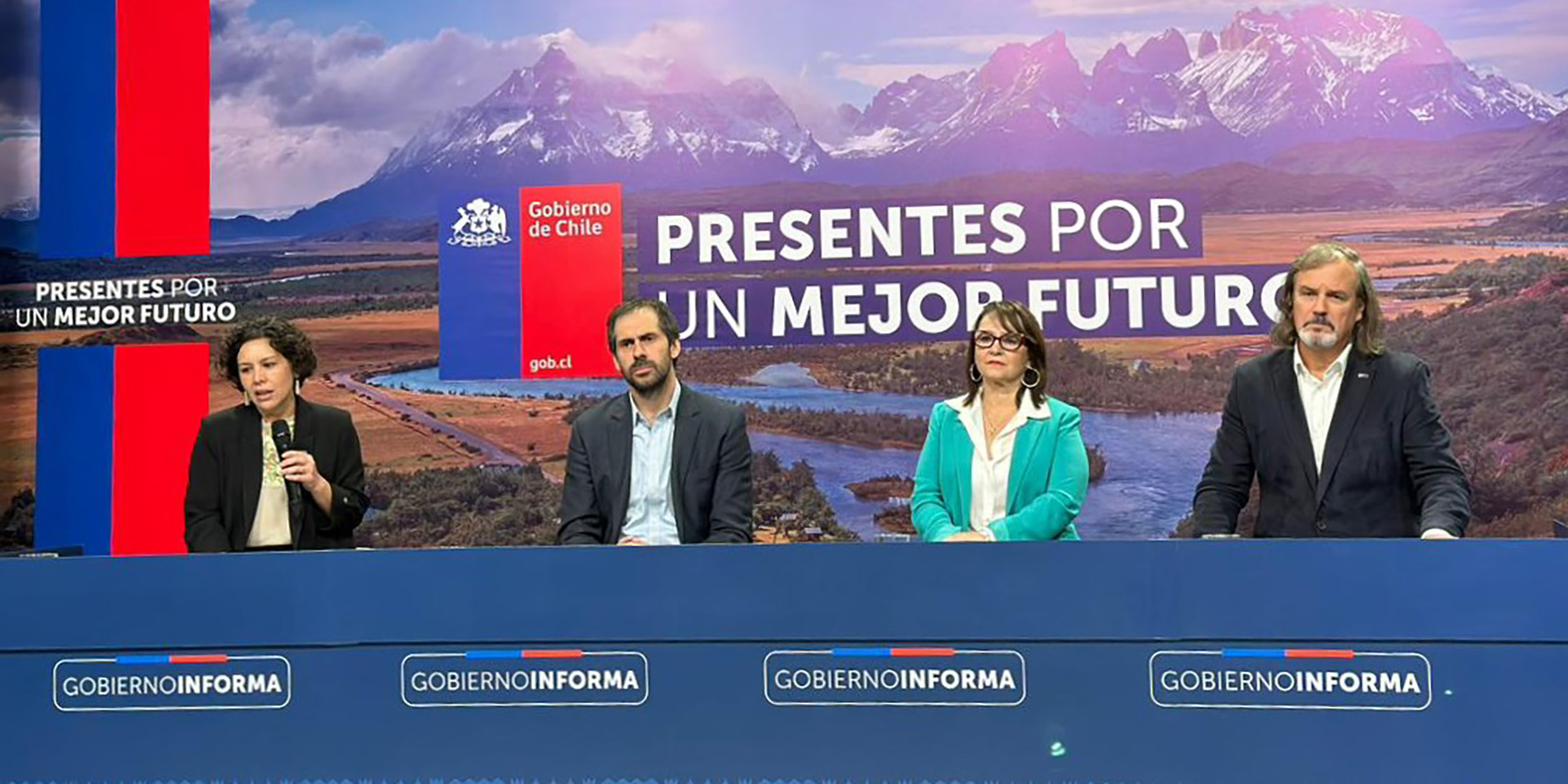 Karla Flores, junto al ministro de Economía, Nicolás Grau; la ministra de Minería, Marcela Hernando, y el vicepresidente de Corfo, José Miguel Benavente.