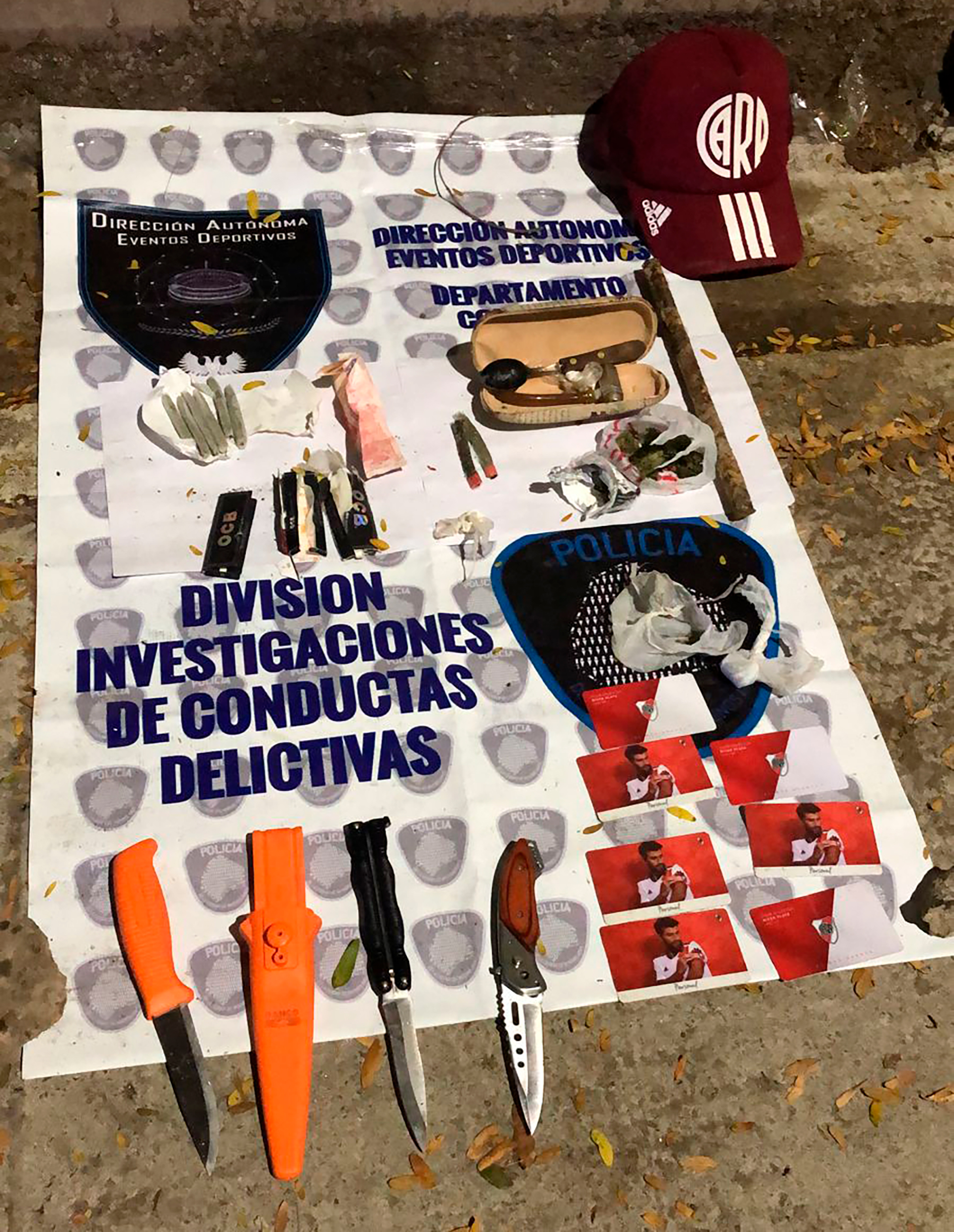 Los elementos secuestrados en la requisa: armas blancas, carnets, marihuana, cocaína y bengalas