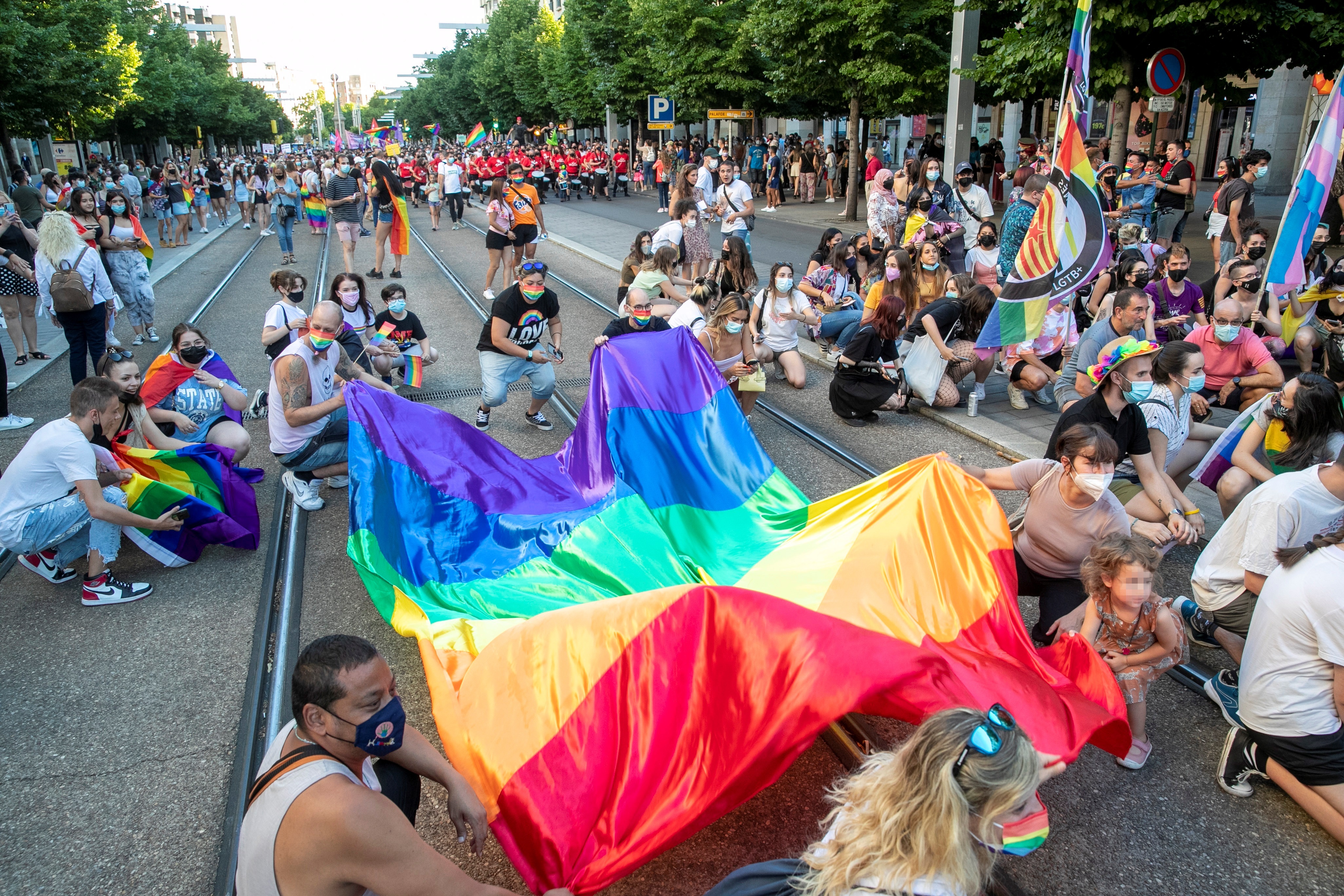 Un momento de la manifestación por el día del Orgullo LGTB que recorrió las principales calles de Zaragoza. EFE/ Javier Cebollada/Archivo
