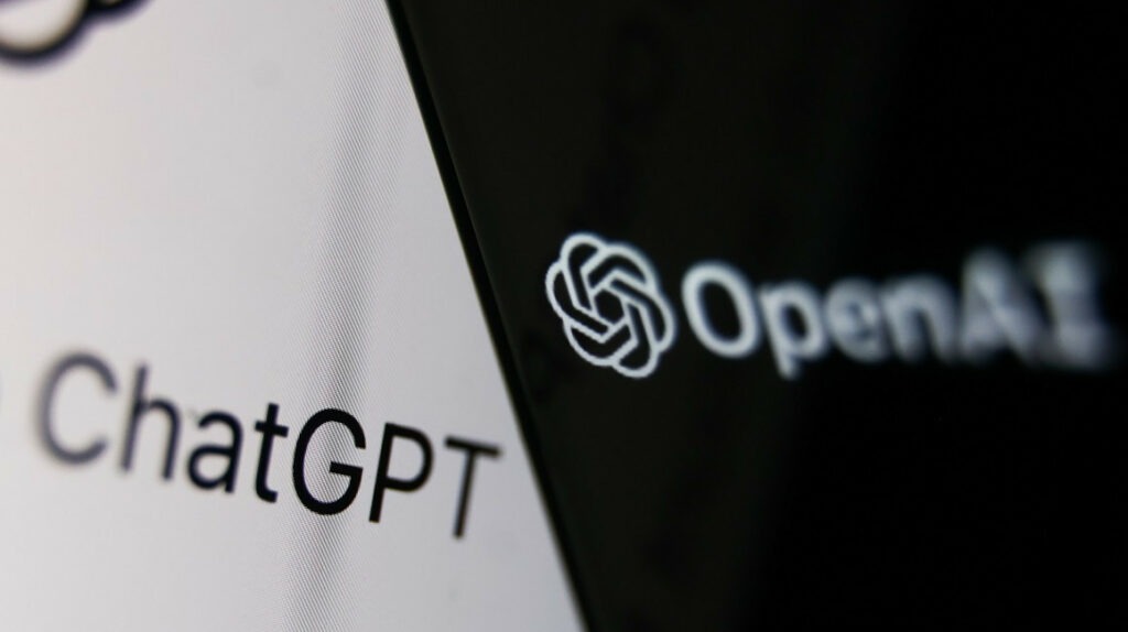 Ilustración de los logos del bot ChatGPT y la compañía creadora del sistema, OpenAI (Reuters)