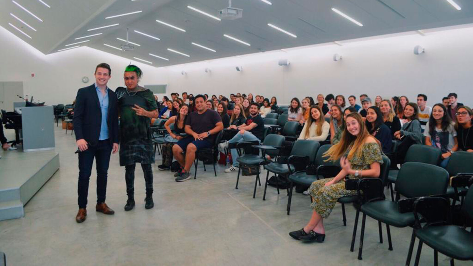 El abogado Nicolas Lazovich como presidente del Club Di Tella Emprende organizó una conferencia junto al peluquero de los famosos Beto Prana. "No hay que estar listo para actuar, hay que actuar para estar listos", declara