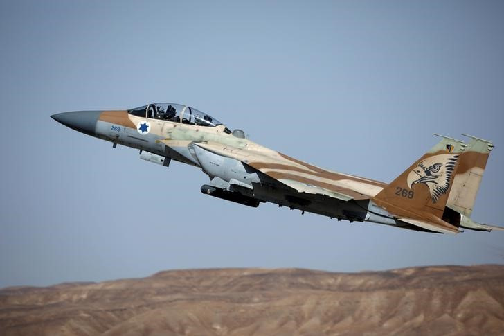 Imagen de archivo de un caza israelí F-15 despegando durante un ejercicio conjunto con las fuerzas de EEUU en la base aérea de Ovda, Israel. 16 mayo 2017. REUTERS/Amir Cohen