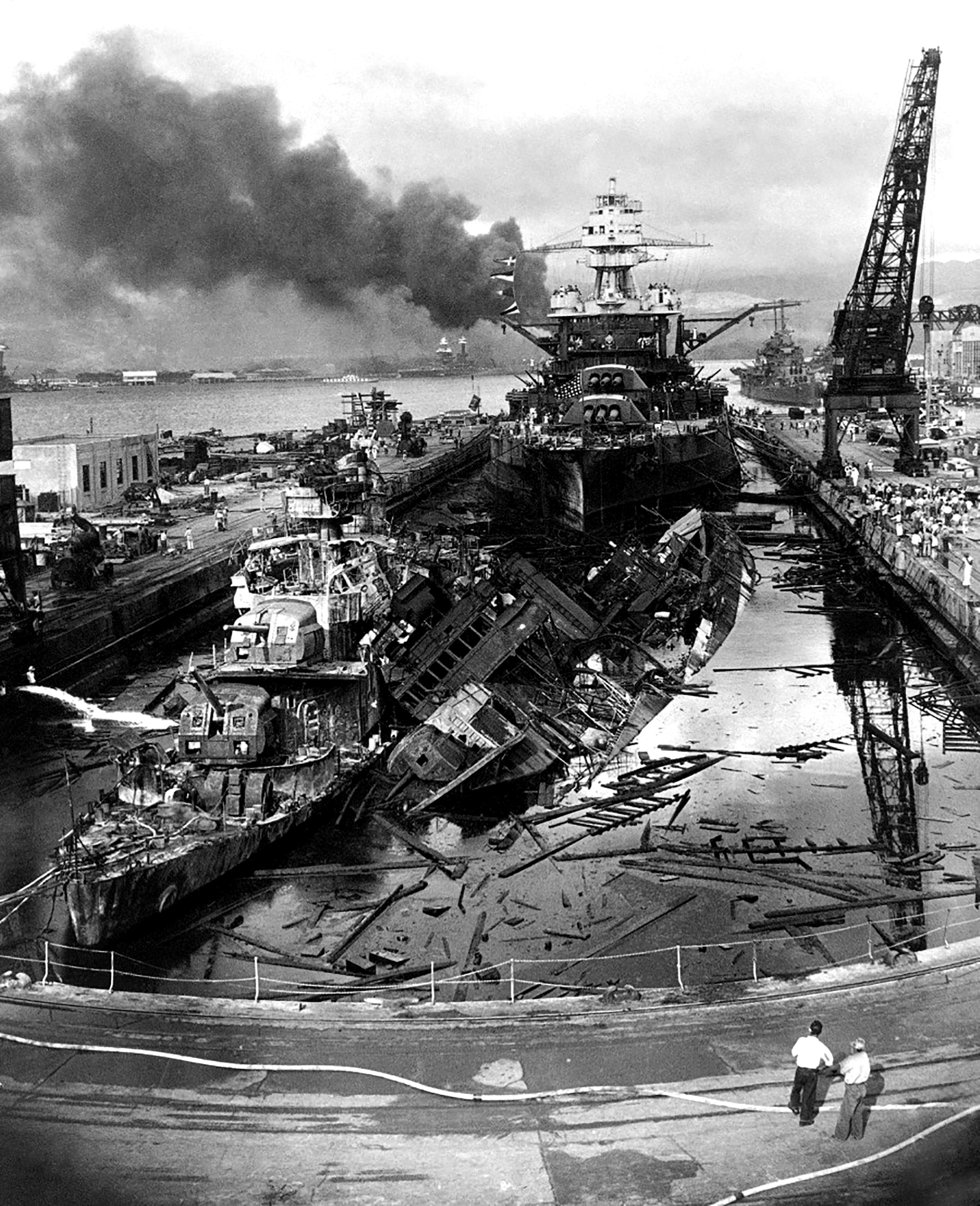 Los destructores Pennsylvania, Downes y Cassin después del ataque japonés en Pearl Harbour. A pesar de su aspecto, su armamento fue transferido a otros buques de guerra y ellos no fueron dados de baja en la marina norteamericana (AP)