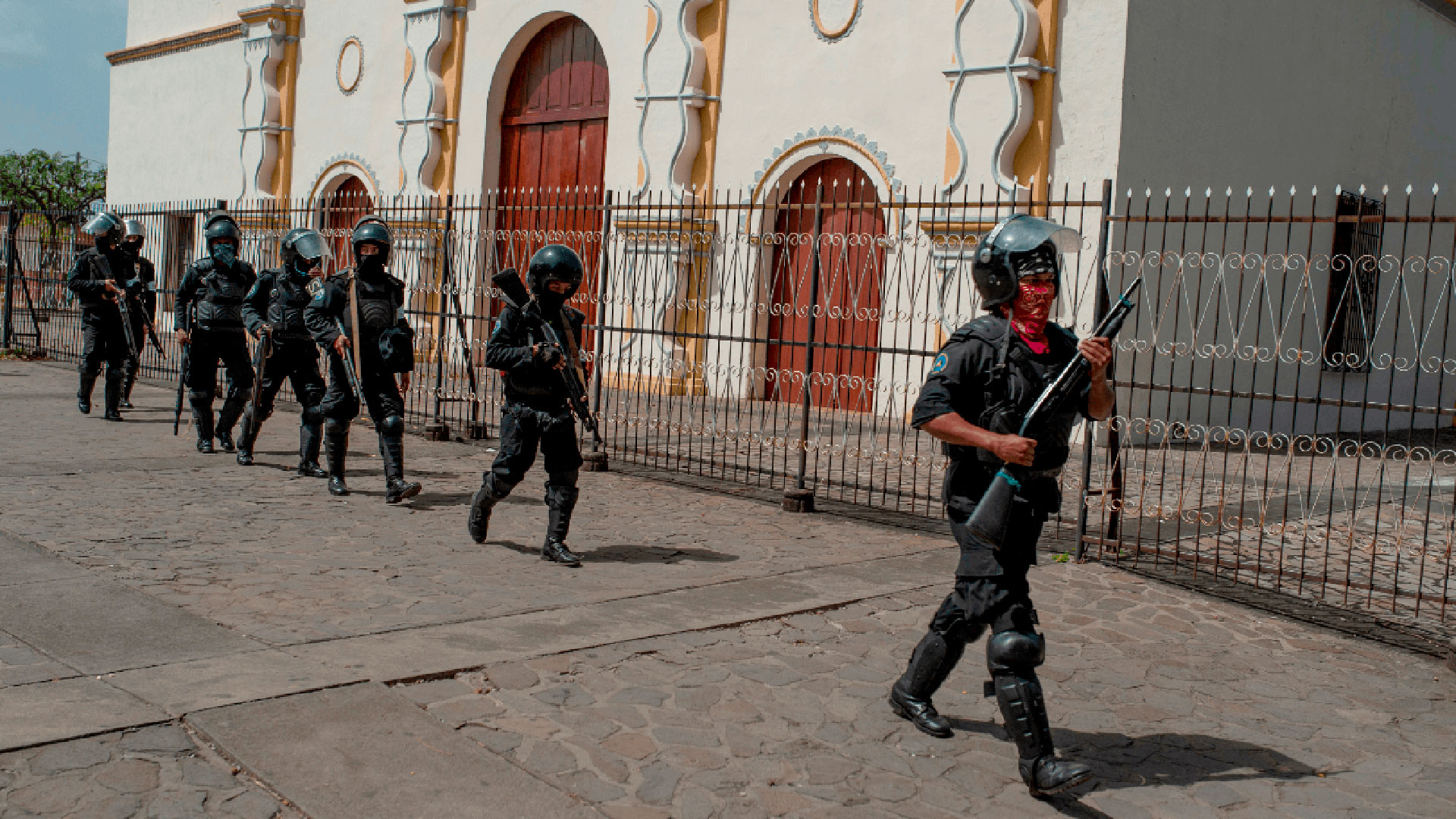 Iglesias y sacerdotes han sido asediados por policías y simpatizantes del régimen de Ortega. La fotografía corresponde al 15 de junio de 2019, cuando se celebraba la misa de un monaguillo asesinado (Foto cortesía de La Prensa/Nicaragua)

