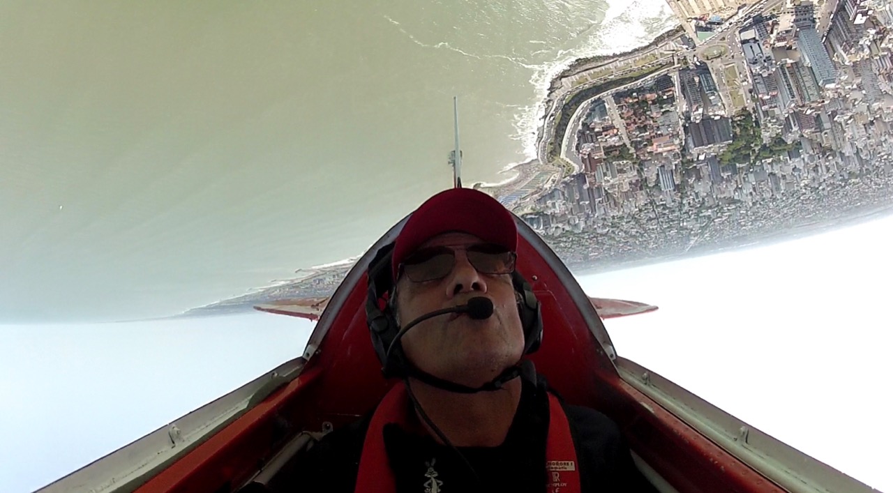 Quién es el piloto de las osadas acrobacias aéreas que sorprende a los turistas de la Costa