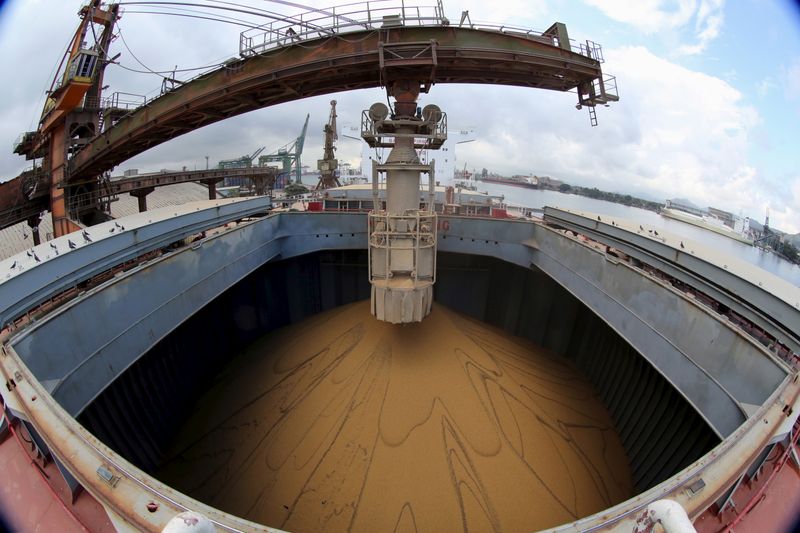 Carga de un buque de exportaciones de soja
REUTERS/Paulo Whitaker