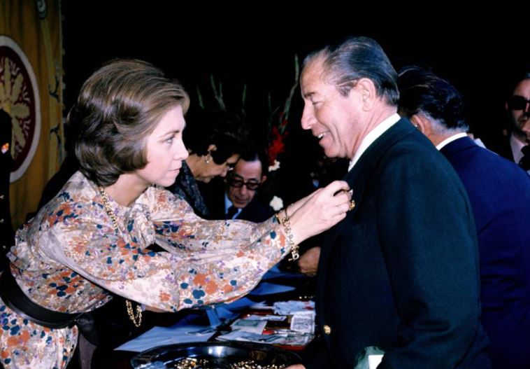 La Reina Sofía le entrega un premio de reconocimiento a Kiko Ledgard. Foto: El País.