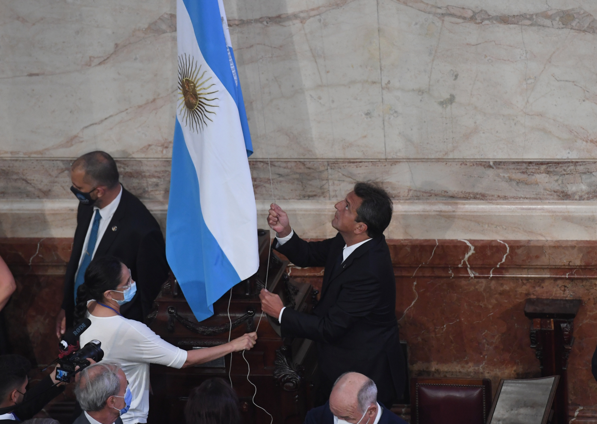 Sergio Massa izando la bandera nacional
