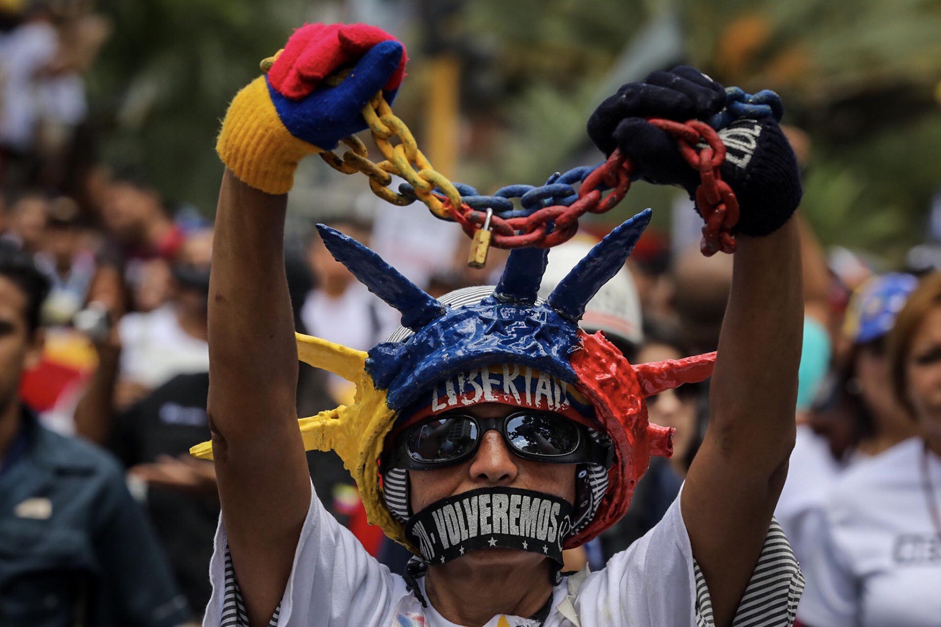 Periodistas venezolanos acompañados de ciudadanos y algunos diputados opositores se movilizaron el 27 de junio de 2017 hacia el ente regulador de Telecomunicaciones por el Día Nacional del Periodista y por la libertad de expresión en el país caribeño. (EFE)