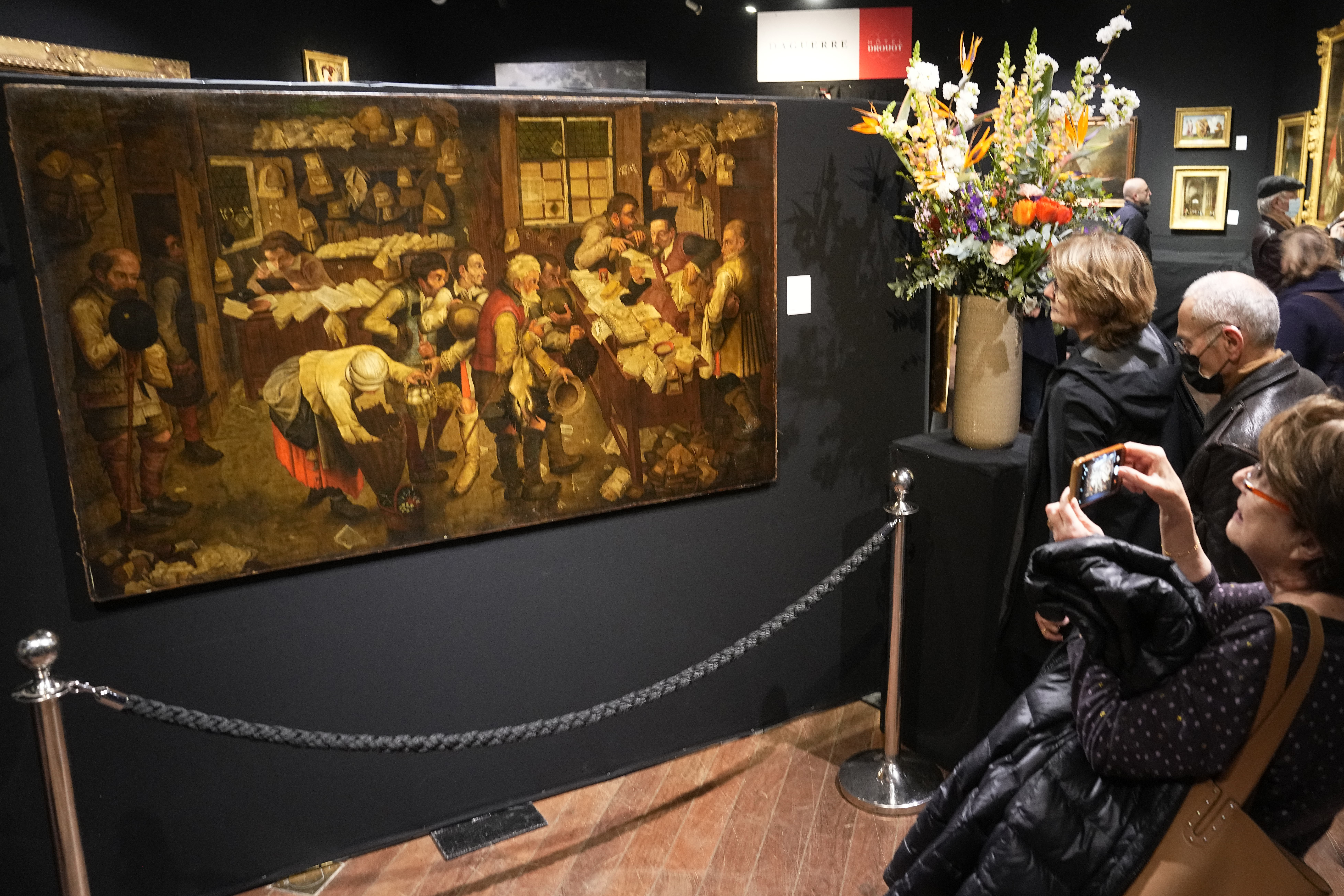 Los visitantes pudieron ver la pintura de Pieter Brueghel el Joven en la casa de subastas Drouot en París (AP/Michel Euler)
