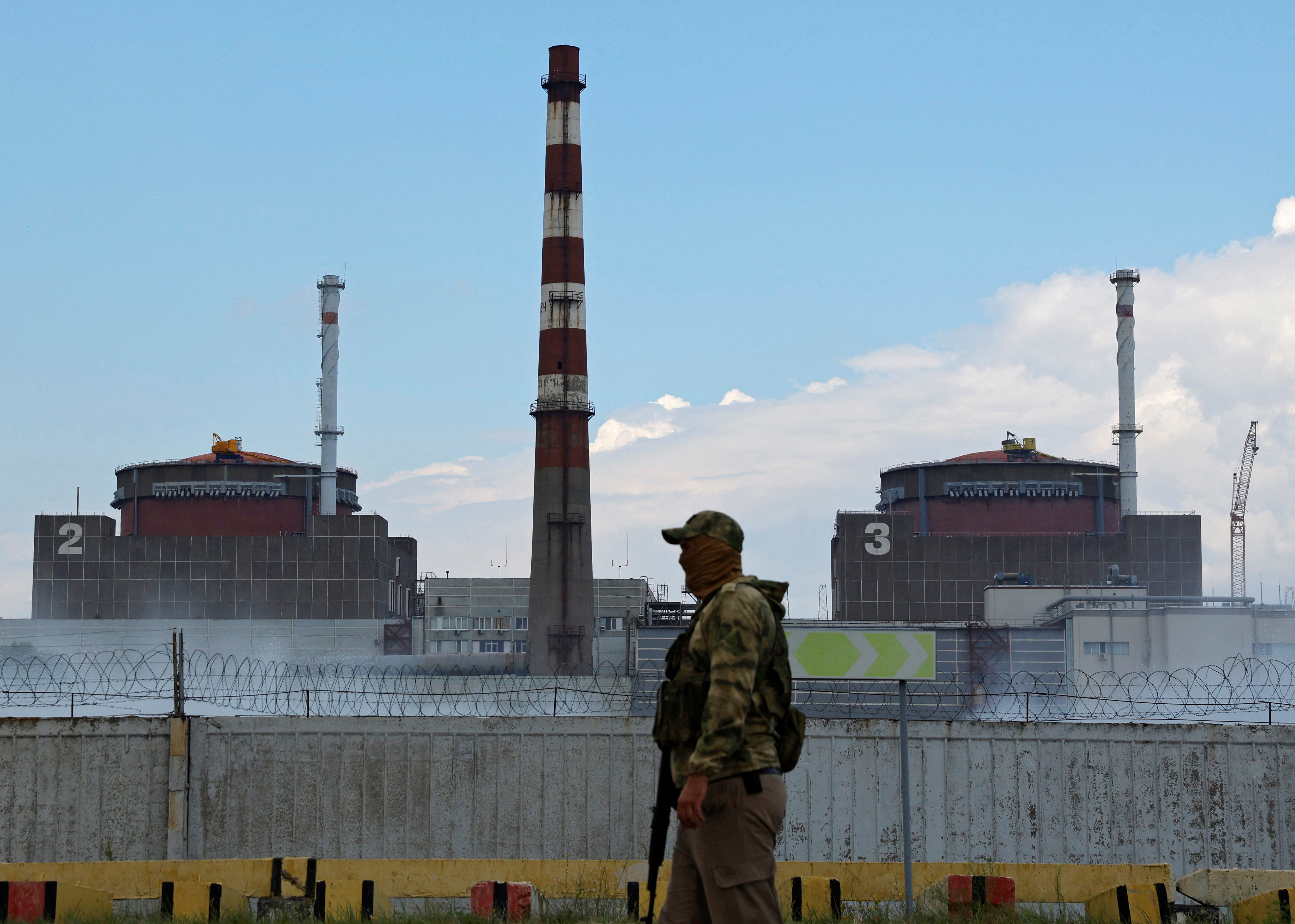 Un soldado ruso hace guardia entre los reactores de la planta nuclear de Zaporizhzhia en la ocupada ciudad ucraniana de Enerhodar. El peligro es inminente. REUTERS/Alexander Ermochenko