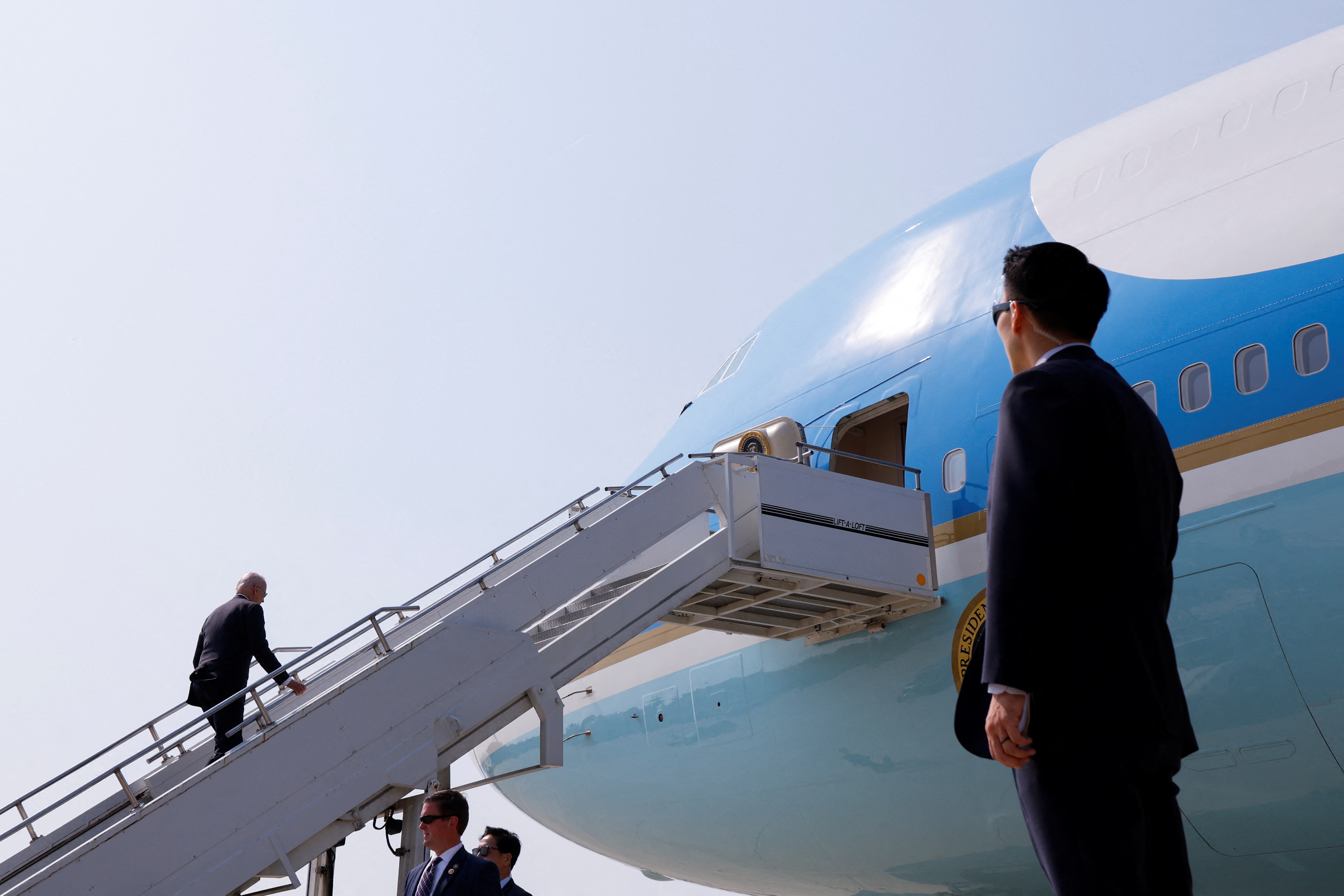 Joe Biden sube al avión presidencial en una foto de archivo (REUTERS/Jonathan Ernst)