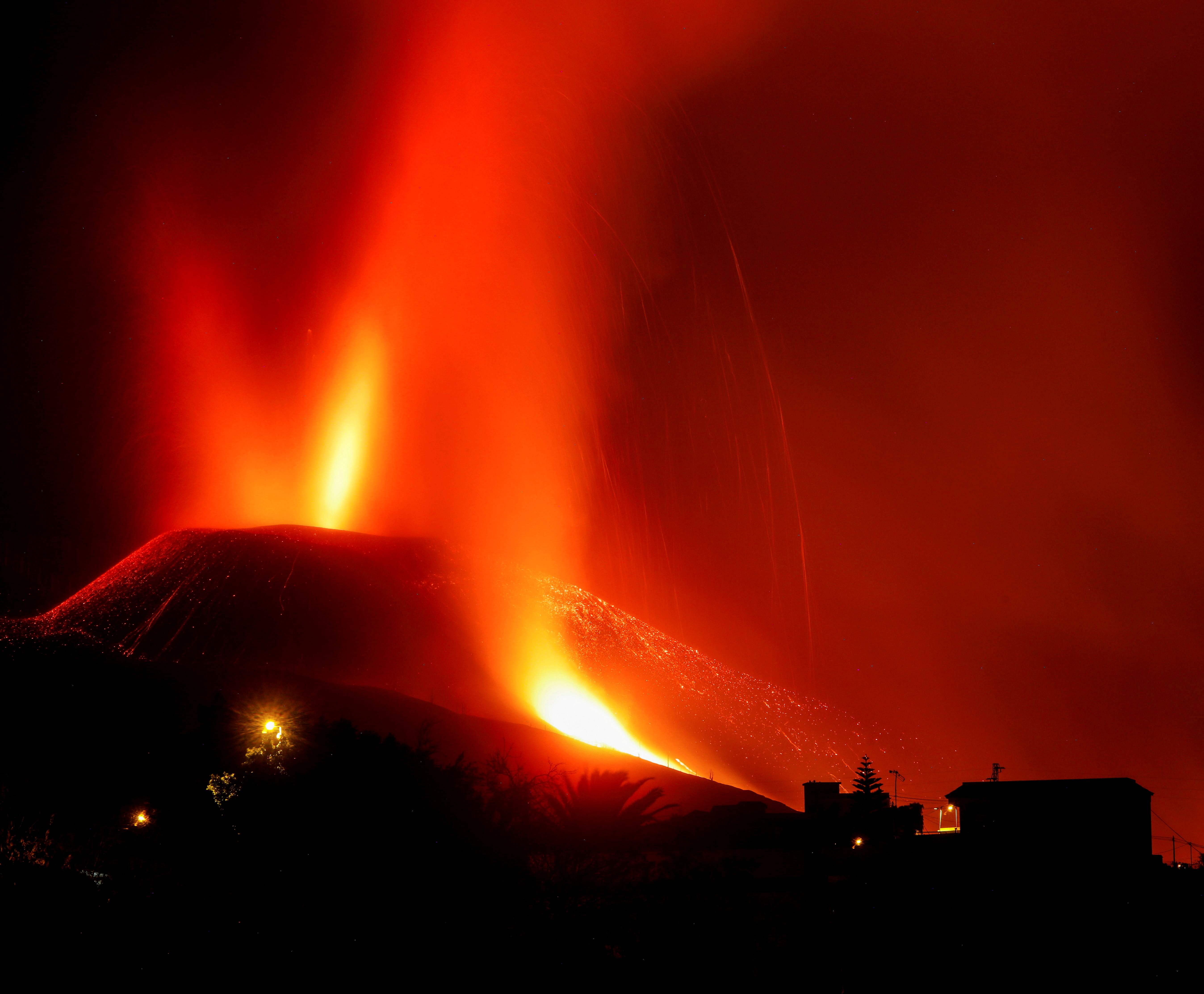 Lava y humo se elevan tras la erupción del volcán en la isla canaria   (REUTERS/Jon Nazca)