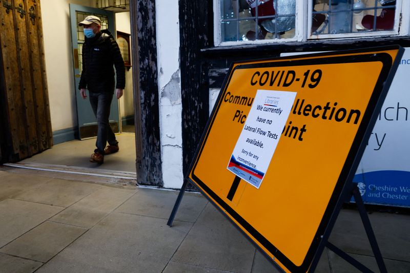 Las personas que contraen la variante Ómicron del COVID-19 eliminan el virus durante más tiempo después de que surgen los síntomas, respecto de mutaciones anteriores (REUTERS/Jason Cairnduff)