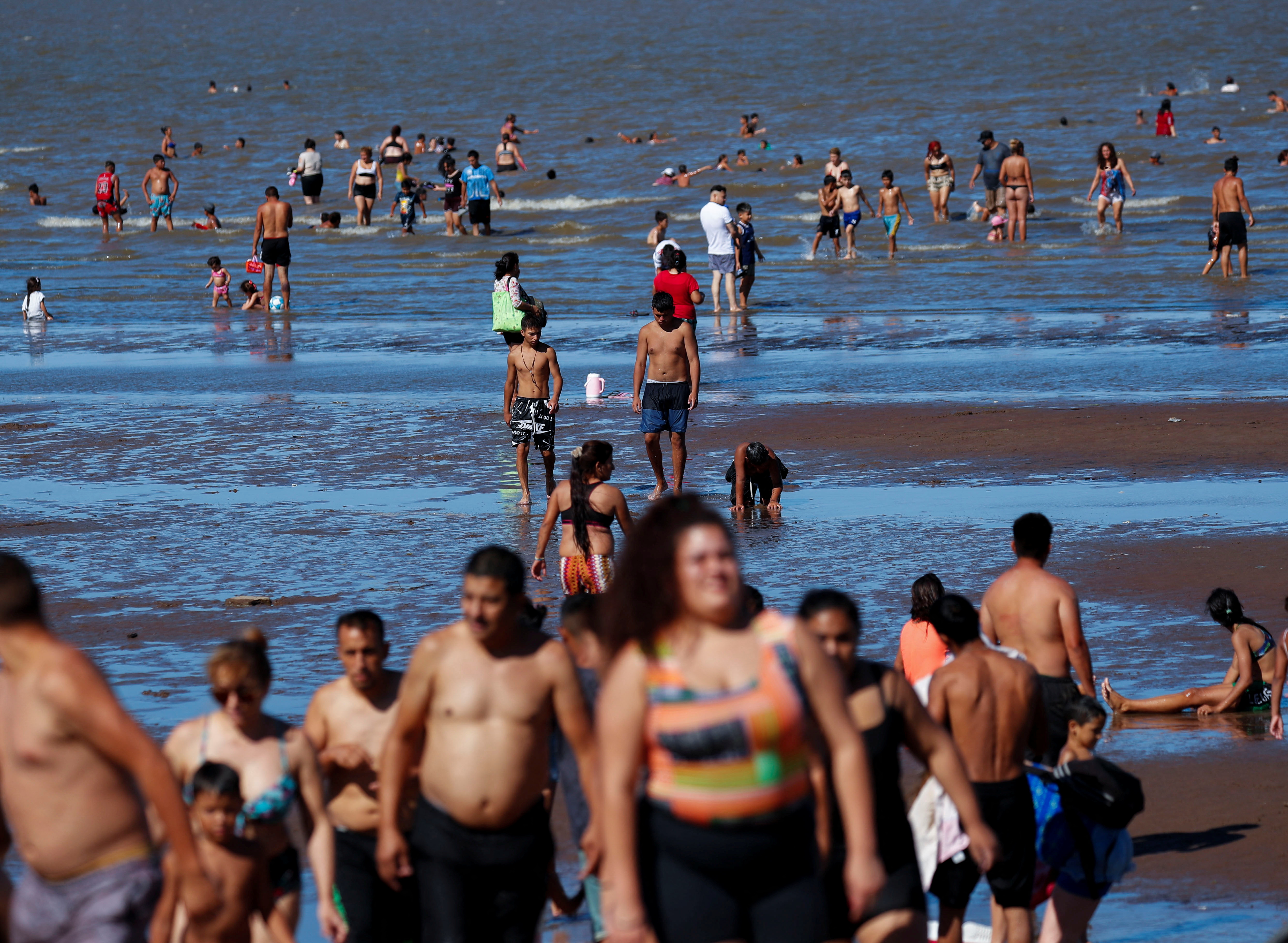 Con la ola de calor que azota al país esta semana, se observa menos adherencia a los cuidados de prevención contra el COVID-19/ REUTERS/Agustin Marcarian