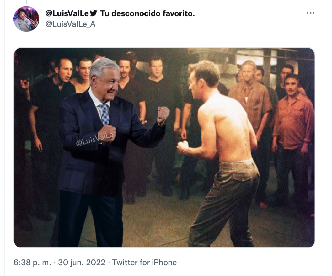 Se desataron los memes del “AMLO peleador” por su pose con los puños en alto (Foto: Twitter/@LuisValLe_A)
