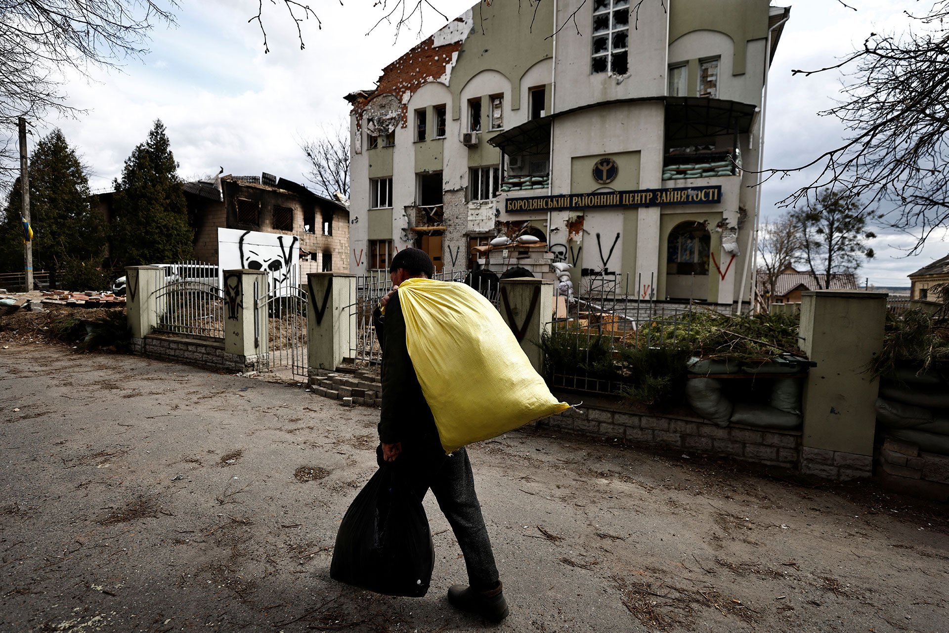 Un hombre lleva suministros de ayuda humanitaria en Borodyanka, región de Kiev


