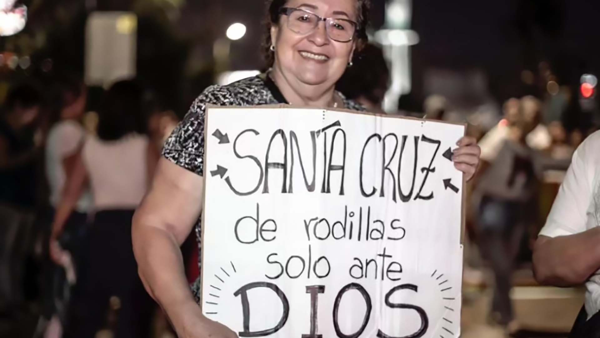 Una mujer muestra un cartel en la marcha convocada por la familia de Camacho (Crédito: @LuisFerCamachoV)
