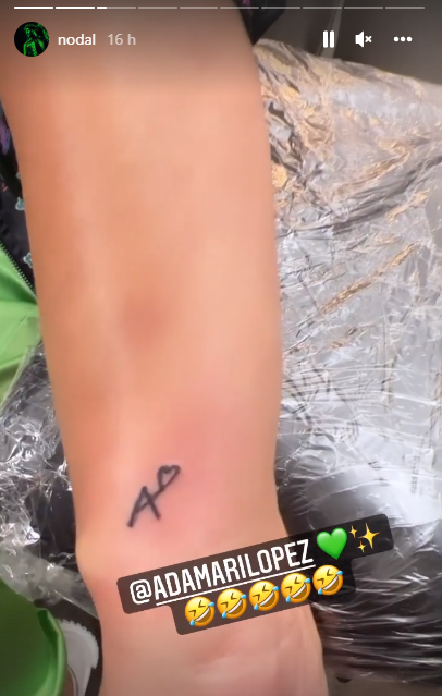 Nodal debutó como tatuador junto Adamari López Foto: Instagram/@Nodal
