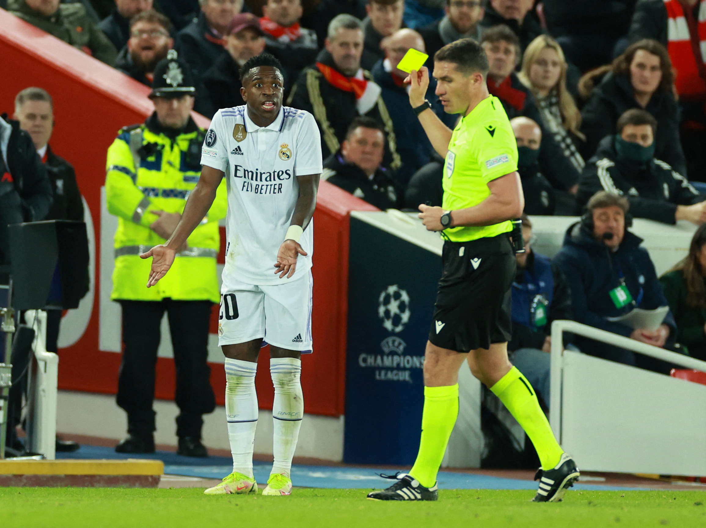 Vinicius Junior fue amonestado por Istvan Kovacs. Foto: REUTERS/Phil Noble