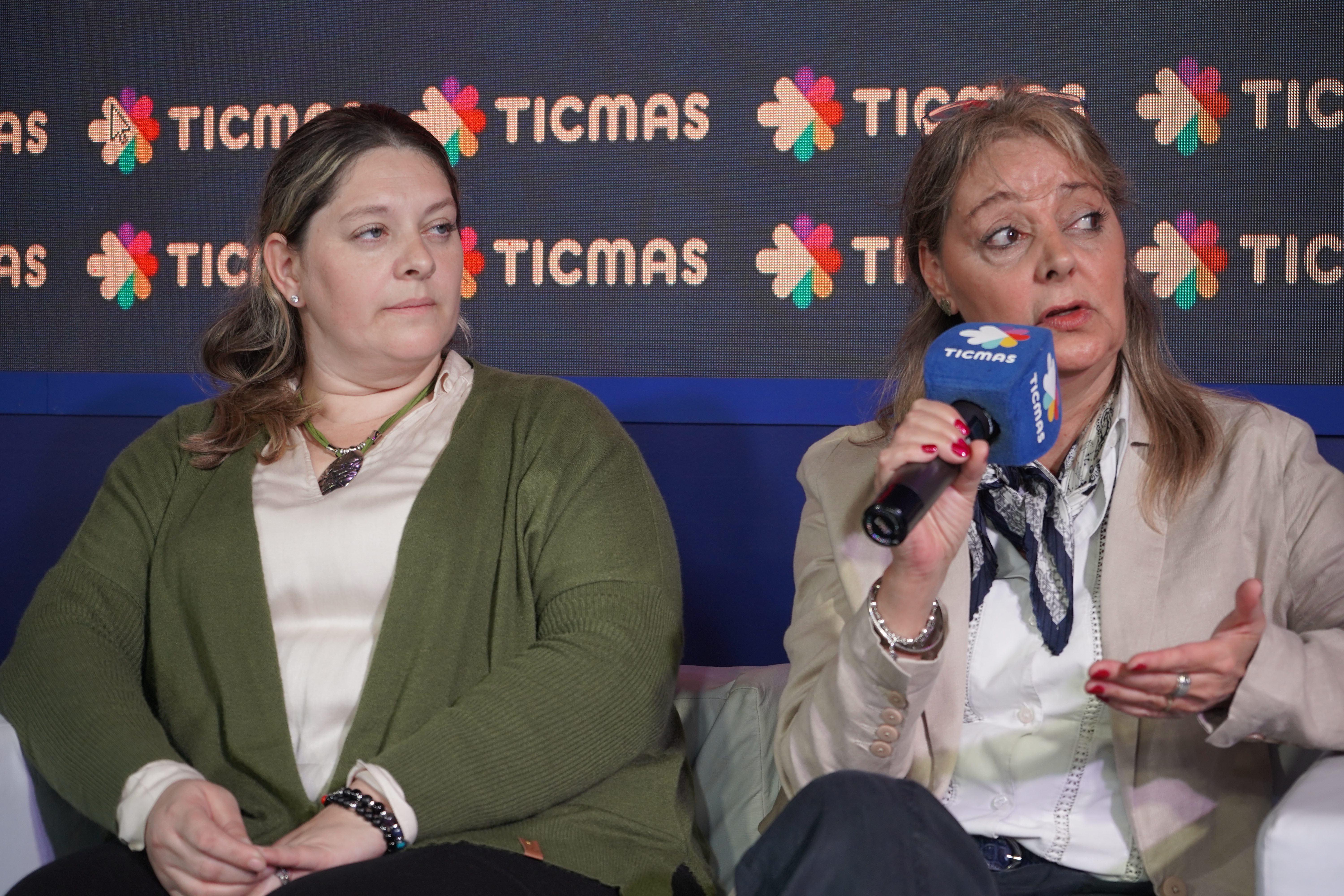Lisa Balmaceda, responsable de la Biblioteca de Ciencias Biomédicas, y María Fernanda Cid, responsable de Negocios en el IAE Business School (Foto: Agustín Brashich)