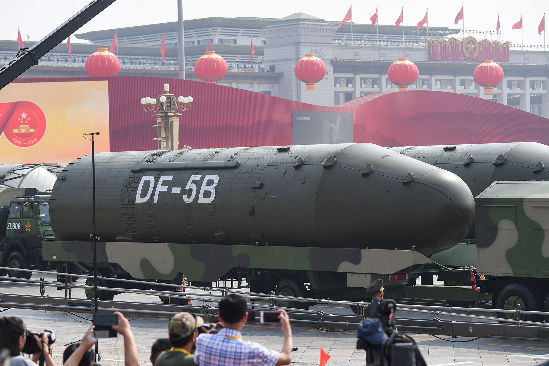 Vehículos militares trasladan un misil intercontinental DF-5B durante un desfile en la plaza Tiananmen (GREG BAKER / AFP / Archivo)
