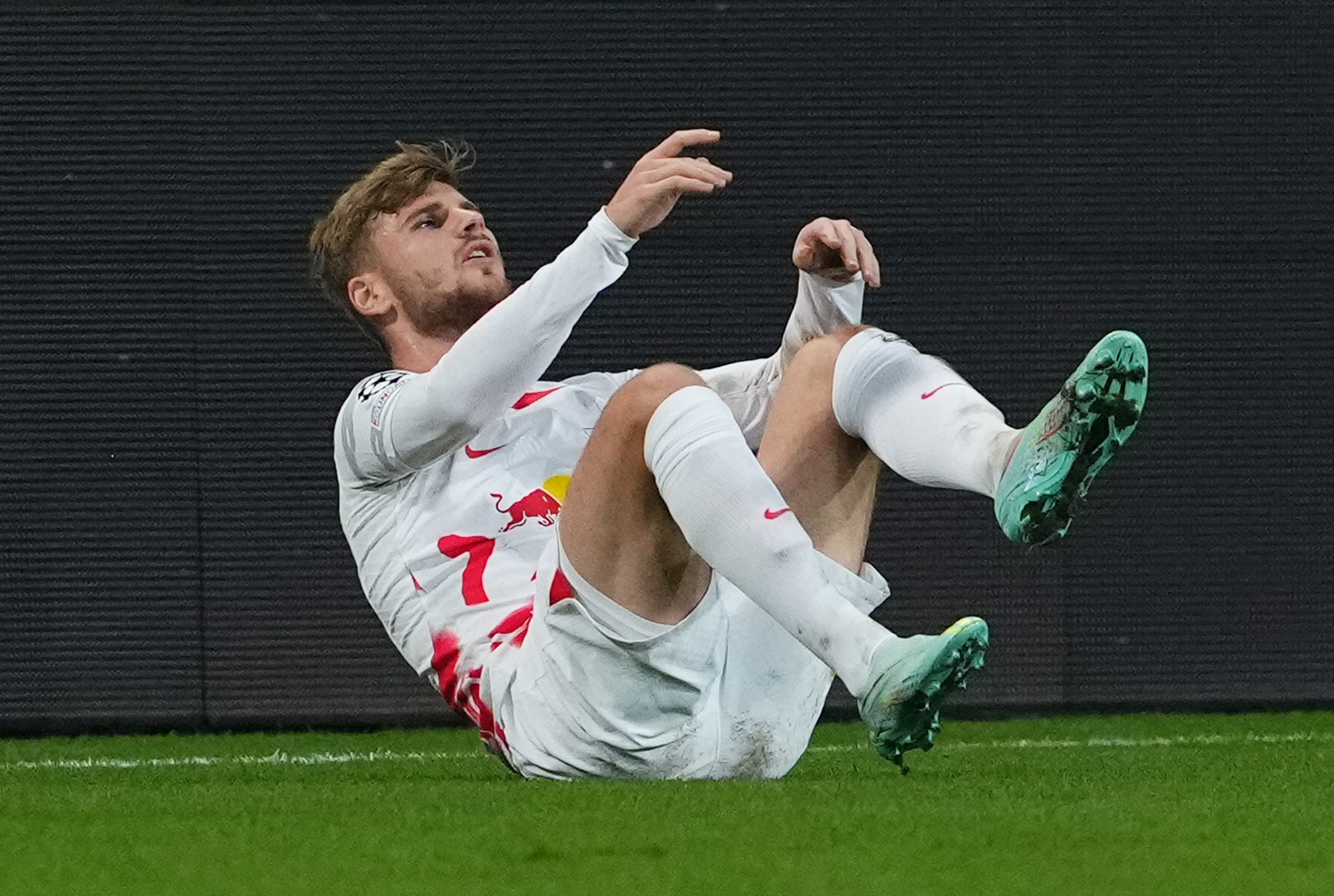 Timo Werner se retiró lesionado con dolores en su tobillo izquierdo en el partido de Champions del Leipzig y encendió las alarmas en Alemania (REUTERS/Aleksandra Szmigiel)