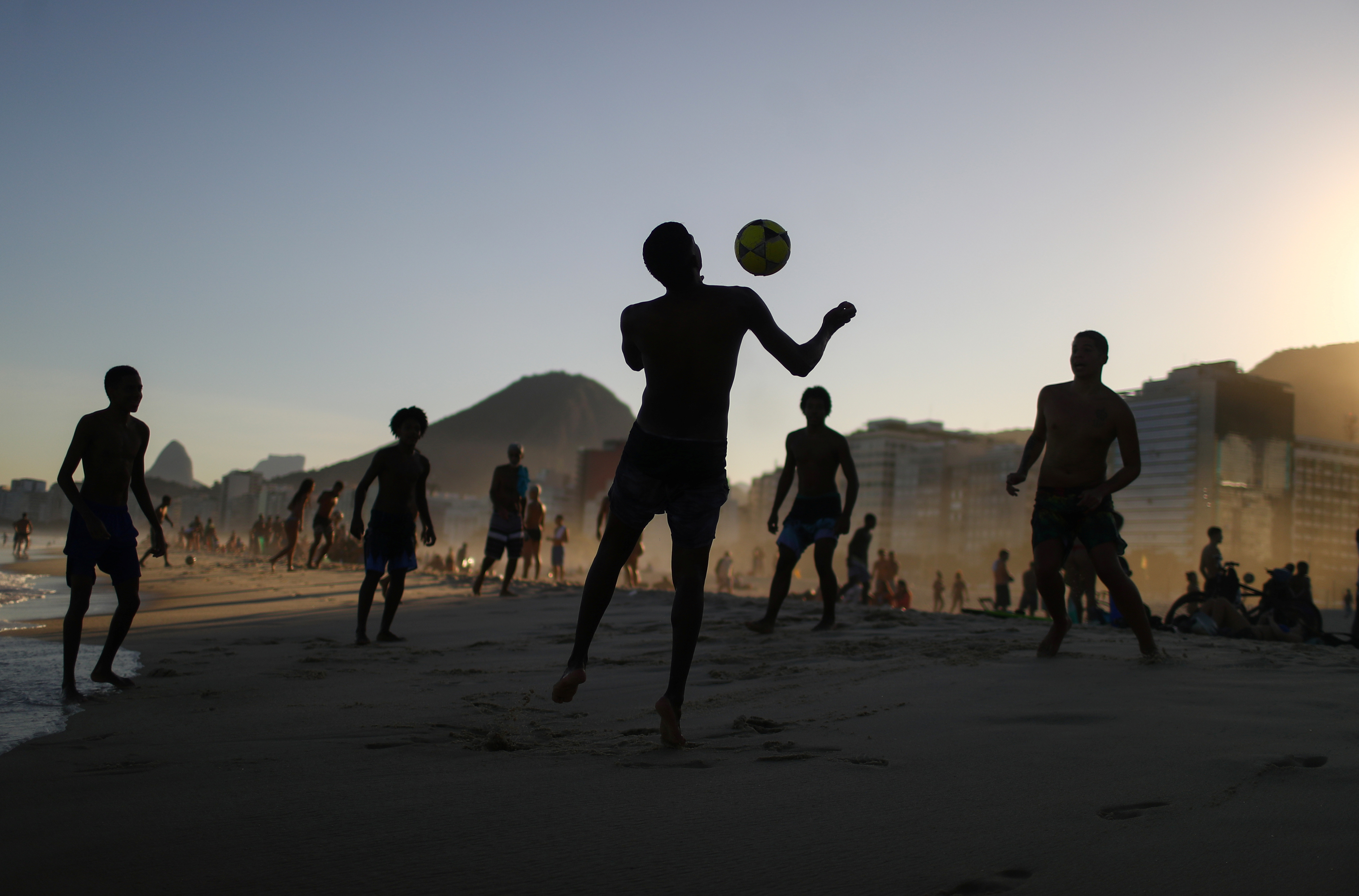 Adolescentes jugando en la playa en medio de la pandemia del coronavirus, en Copacabana, Río de Janeiro, Brasil. Julio de 2020. REUTERS/Pilar Olivares