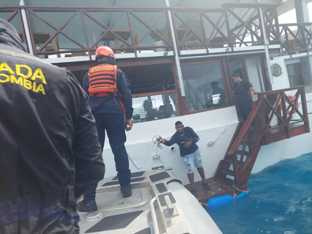 Buzos de la Armada evitaron que se hundiera barco restaurante en San Andrés