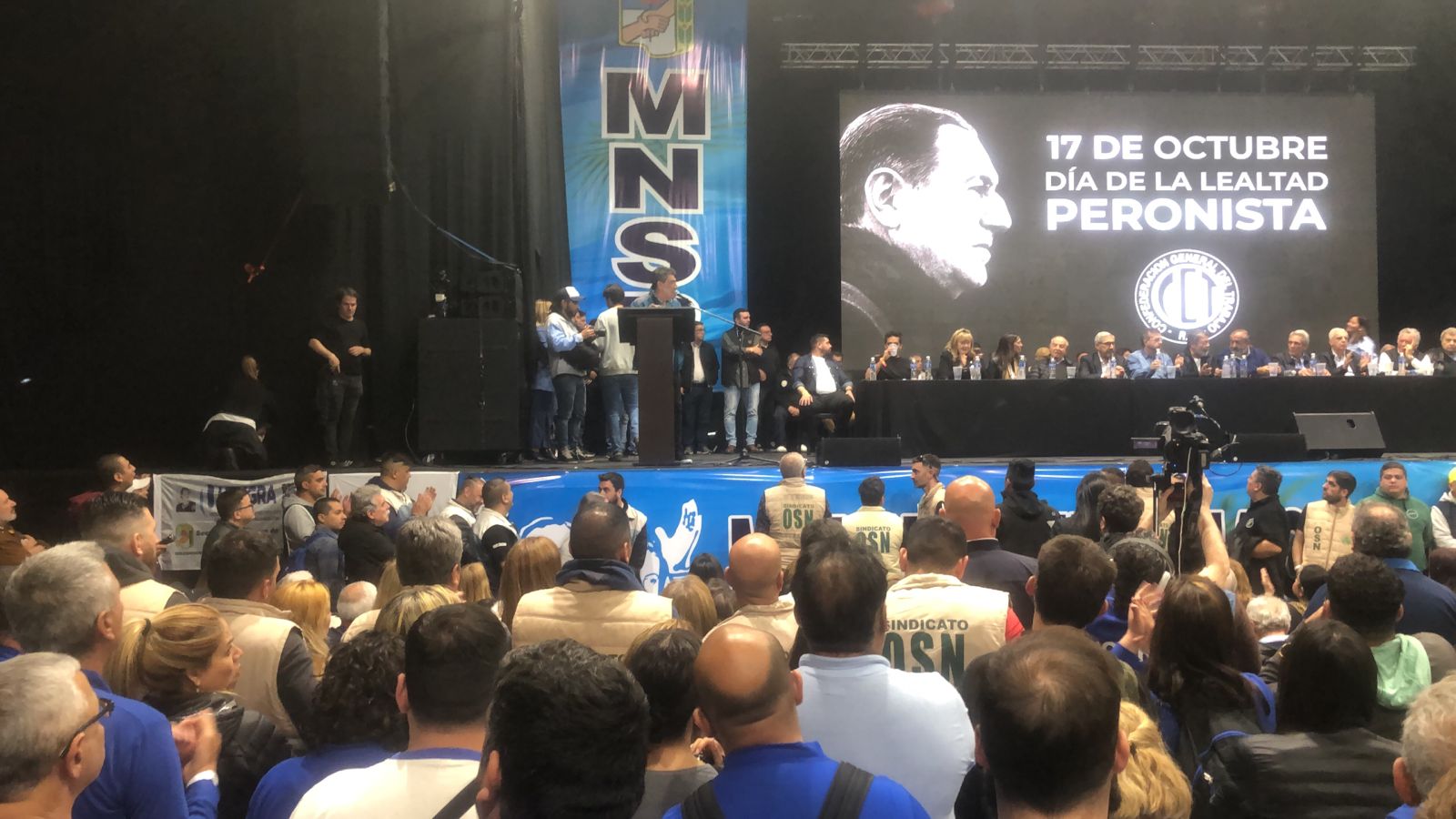 La imagen de Perón sobre el fondo del escenario que ocuparon los referentes de la CGT y otros sindicalistas (Fotos: Adrián Escandar)